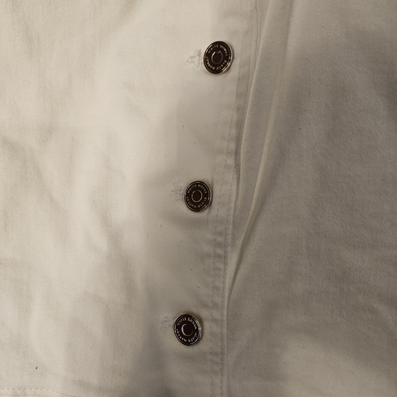Stylish White Buttoned Top - Picture 11 of 12
